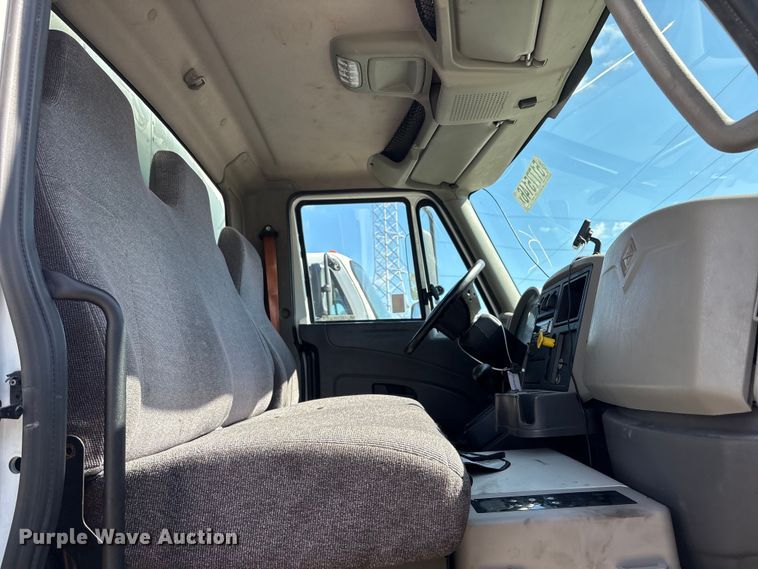 image for item YA3412 2019 International 4300 box truck