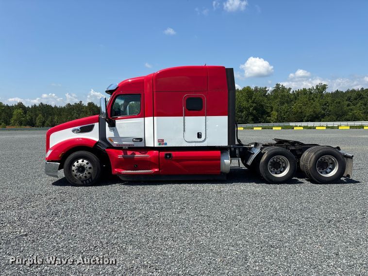 image for item YA3454 2019 Peterbilt 579 semi truck