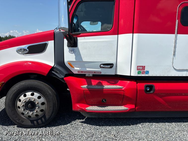 image for item YA3454 2019 Peterbilt 579 semi truck