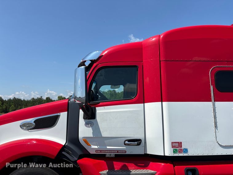 image for item YA3454 2019 Peterbilt 579 semi truck
