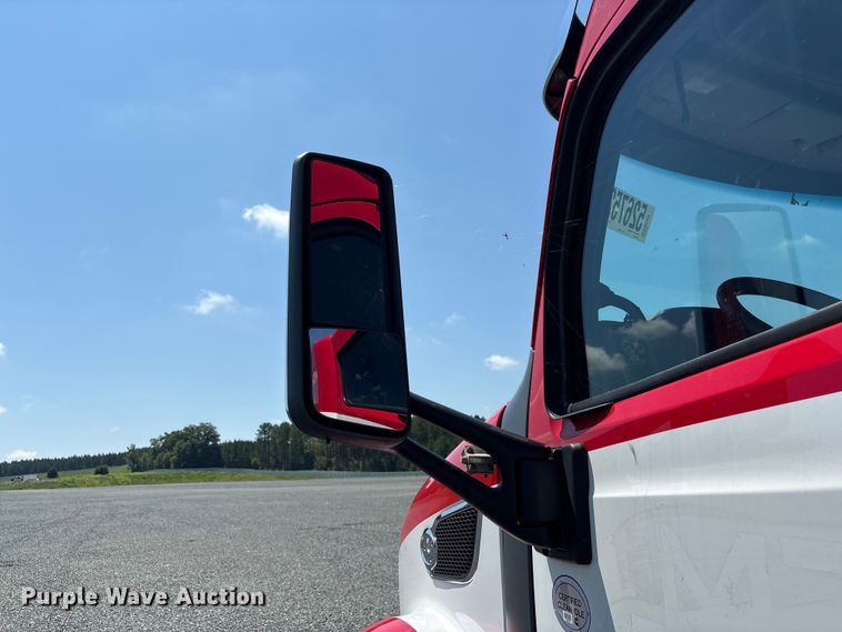 image for item YA3454 2019 Peterbilt 579 semi truck