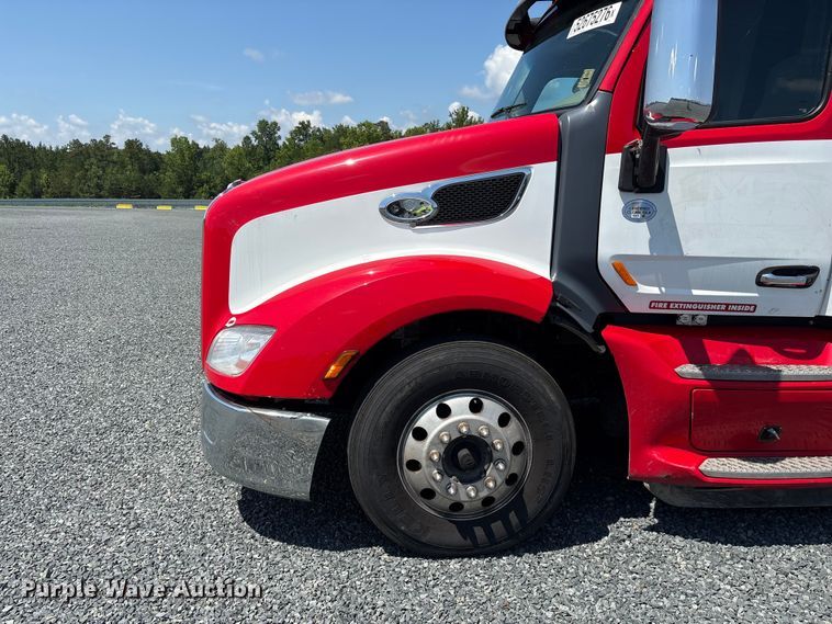 image for item YA3454 2019 Peterbilt 579 semi truck