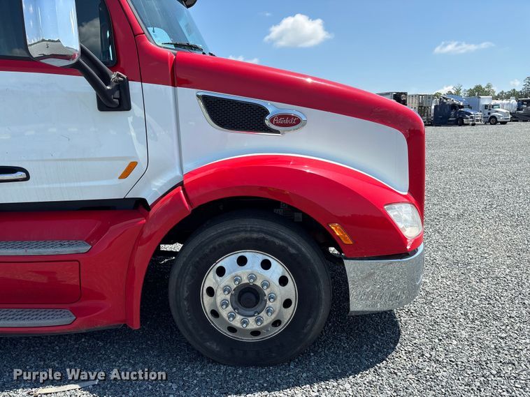 image for item YA3454 2019 Peterbilt 579 semi truck