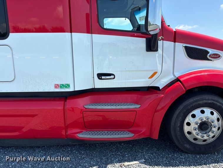 image for item YA3454 2019 Peterbilt 579 semi truck