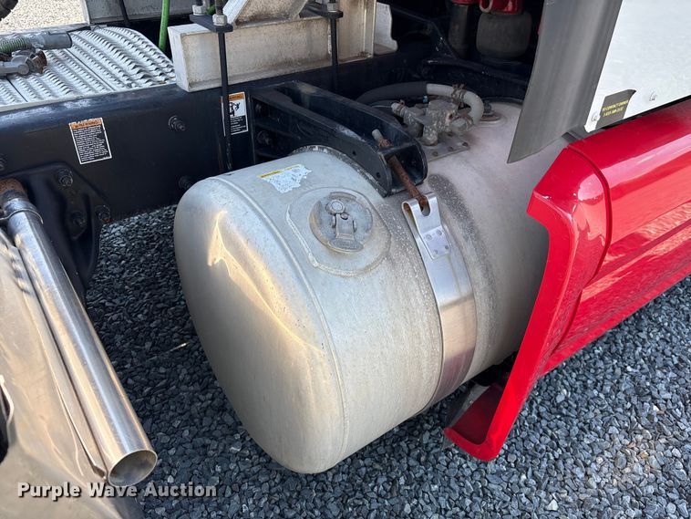 image for item YA3454 2019 Peterbilt 579 semi truck