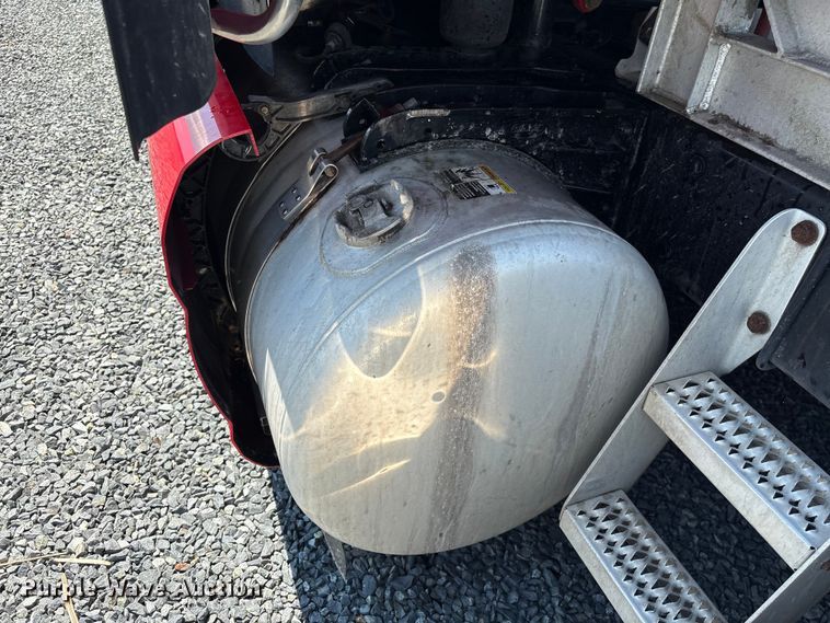 image for item YA3454 2019 Peterbilt 579 semi truck