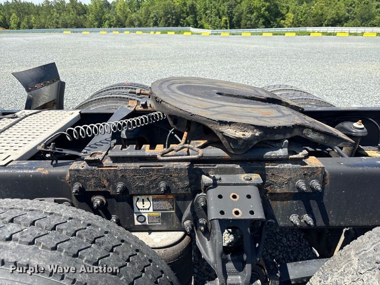 image for item YA3454 2019 Peterbilt 579 semi truck