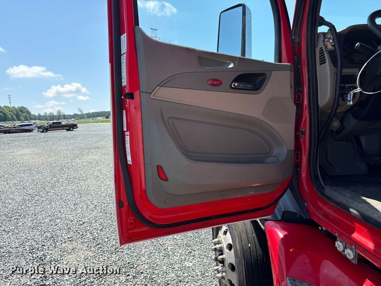 image for item YA3454 2019 Peterbilt 579 semi truck
