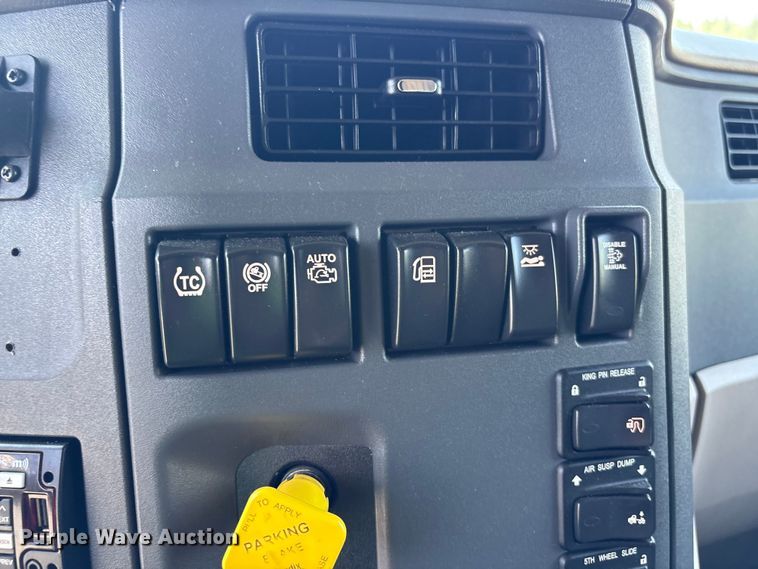 image for item YA3454 2019 Peterbilt 579 semi truck