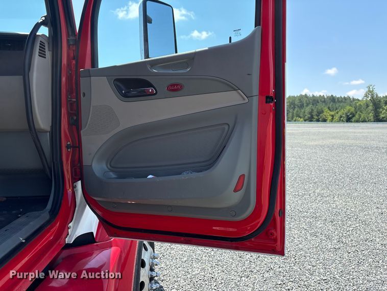 image for item YA3454 2019 Peterbilt 579 semi truck