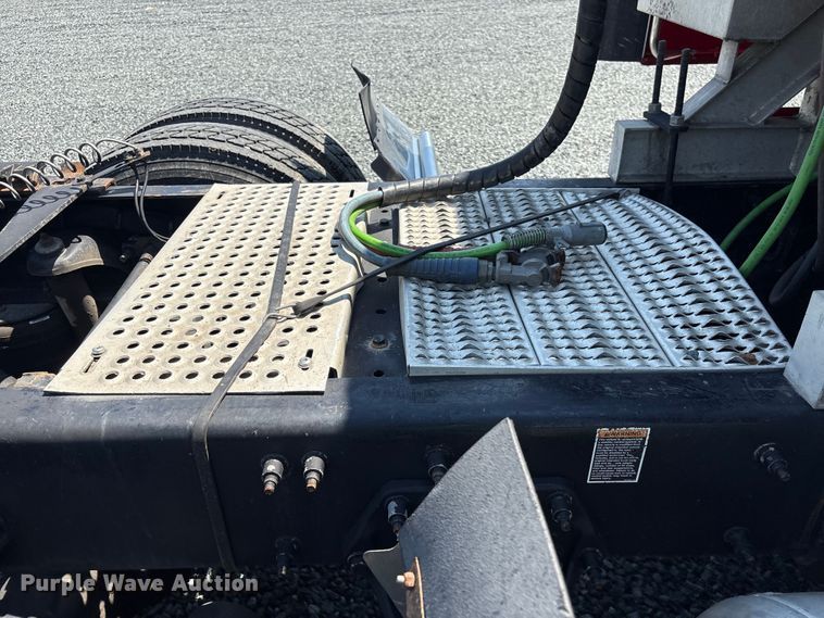 image for item YA3454 2019 Peterbilt 579 semi truck