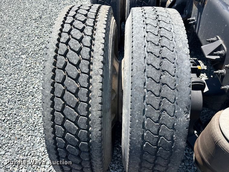 image for item YA3454 2019 Peterbilt 579 semi truck