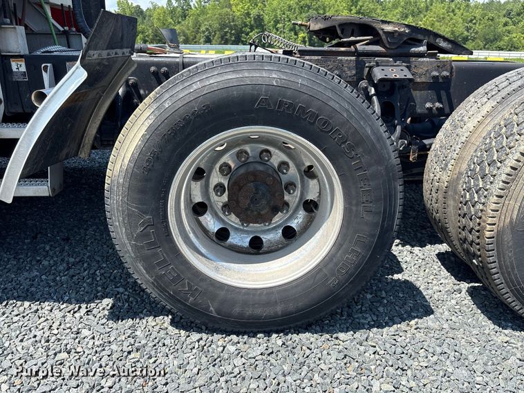 image for item YA3454 2019 Peterbilt 579 semi truck