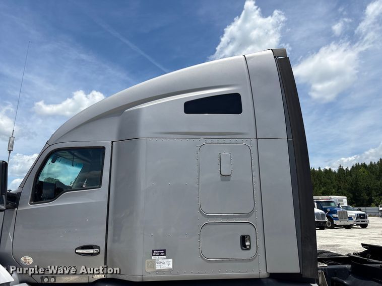 image for item YA3500 2020 Kenworth T680 semi truck