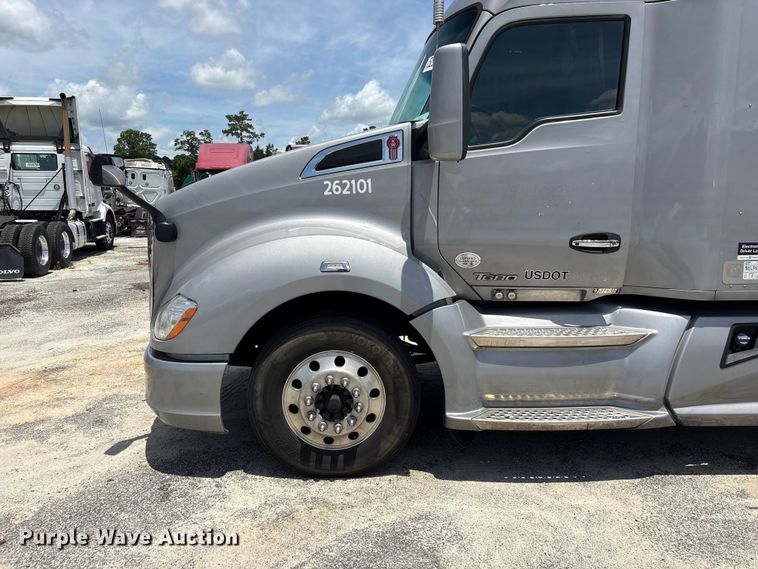 image for item YA3500 2020 Kenworth T680 semi truck