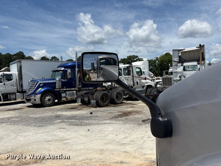 image for item YA3500 2020 Kenworth T680 semi truck