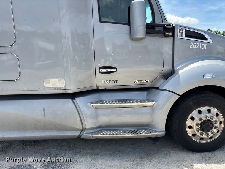 image for item YA3500 2020 Kenworth T680 semi truck