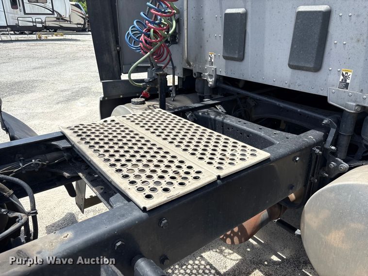 image for item YA3500 2020 Kenworth T680 semi truck