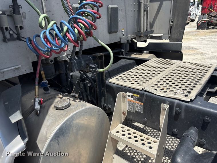 image for item YA3500 2020 Kenworth T680 semi truck