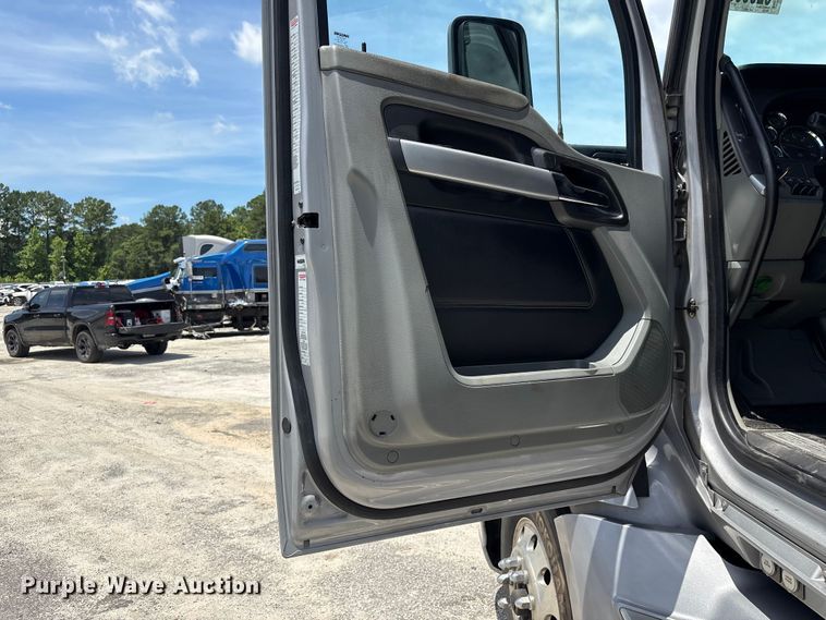 image for item YA3500 2020 Kenworth T680 semi truck