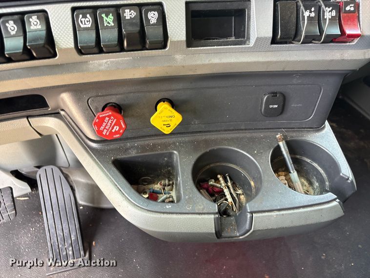 image for item YA3500 2020 Kenworth T680 semi truck