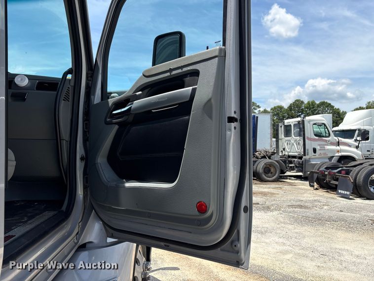 image for item YA3500 2020 Kenworth T680 semi truck