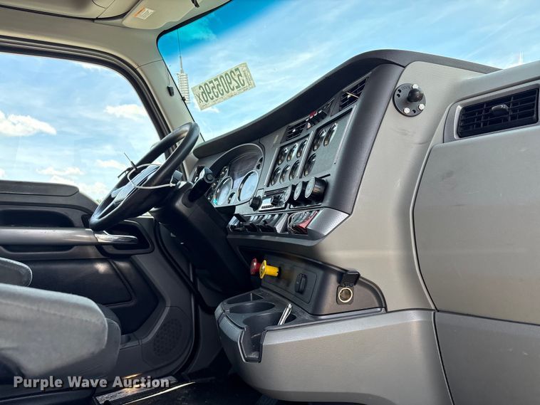 image for item YA3500 2020 Kenworth T680 semi truck