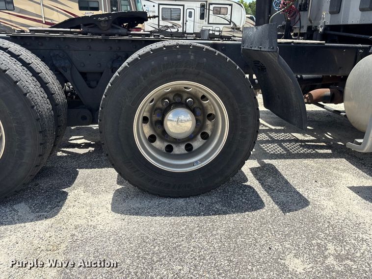 image for item YA3500 2020 Kenworth T680 semi truck