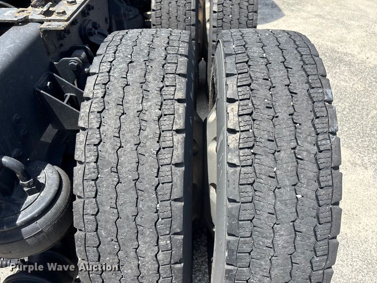 image for item YA3500 2020 Kenworth T680 semi truck