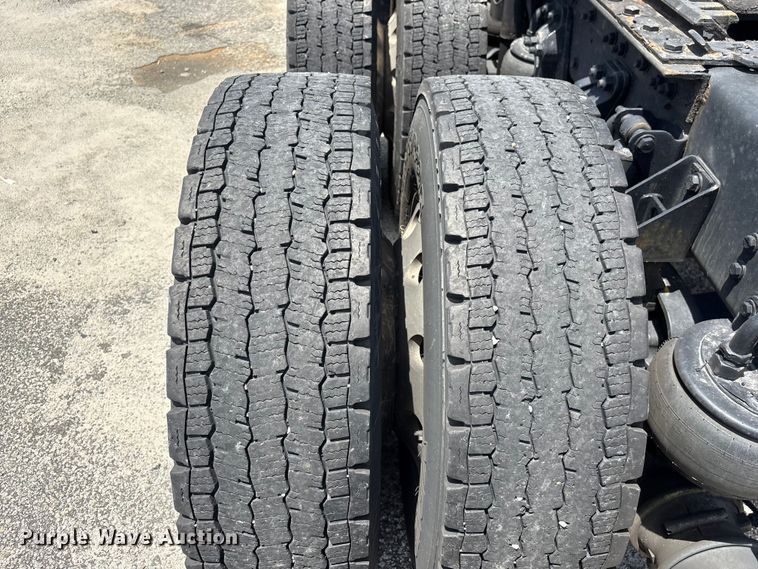 image for item YA3500 2020 Kenworth T680 semi truck