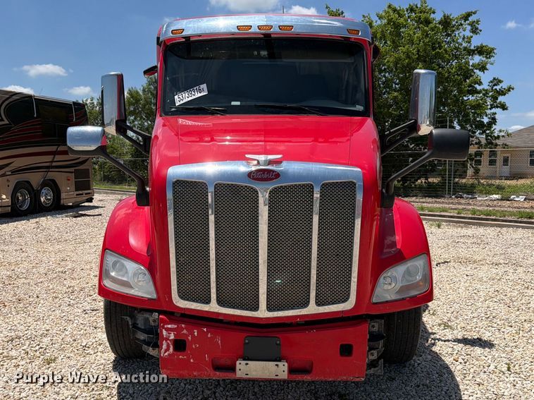 image for item YA3555 2019 Peterbilt 579 semi truck