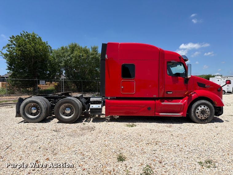 image for item YA3555 2019 Peterbilt 579 semi truck