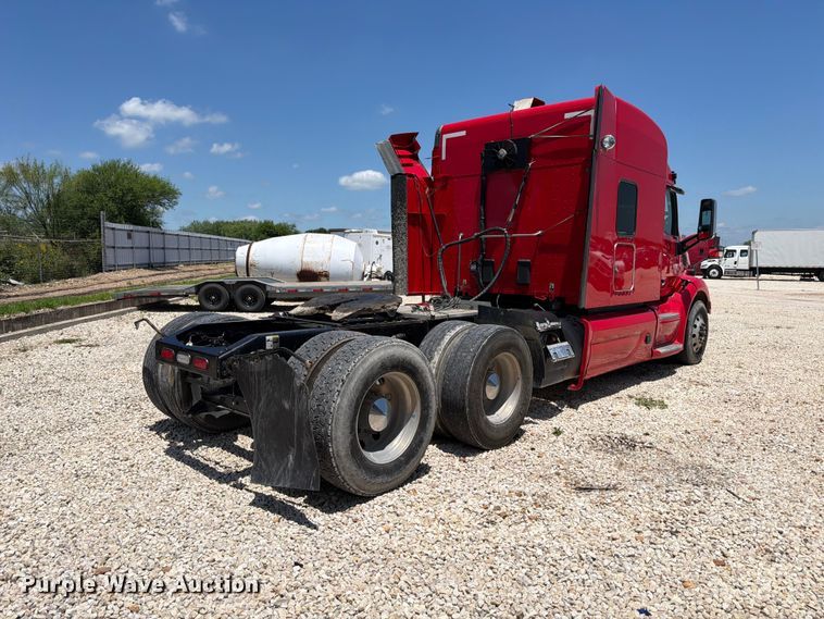 image for item YA3555 2019 Peterbilt 579 semi truck