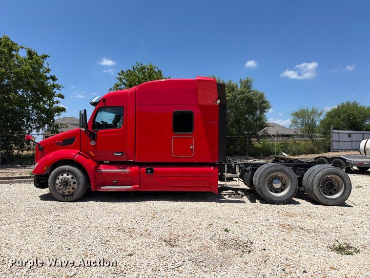 image for item YA3555 2019 Peterbilt 579 semi truck