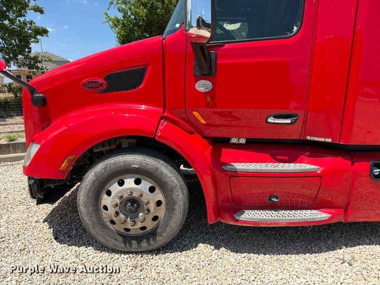 image for item YA3555 2019 Peterbilt 579 semi truck