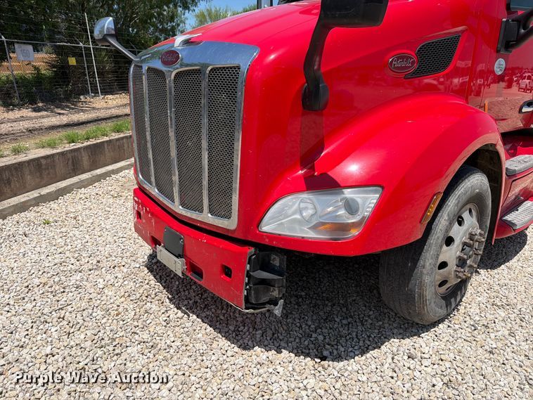 image for item YA3555 2019 Peterbilt 579 semi truck
