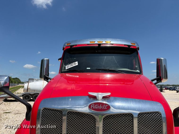 image for item YA3555 2019 Peterbilt 579 semi truck