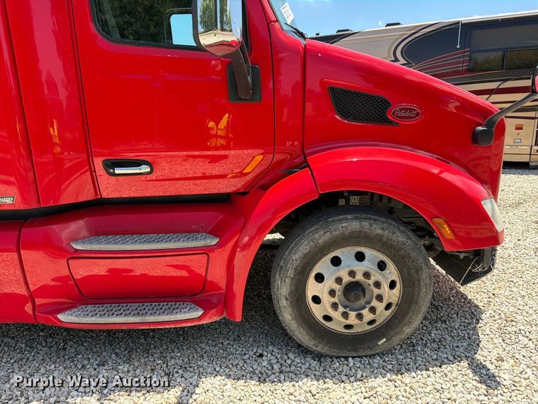 image for item YA3555 2019 Peterbilt 579 semi truck