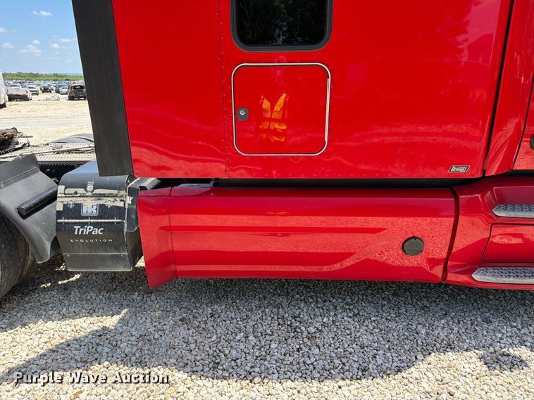 image for item YA3555 2019 Peterbilt 579 semi truck
