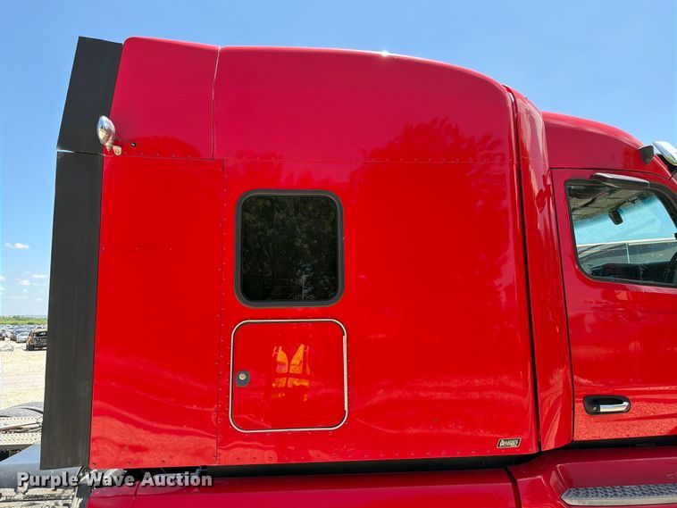image for item YA3555 2019 Peterbilt 579 semi truck