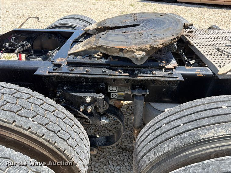 image for item YA3555 2019 Peterbilt 579 semi truck