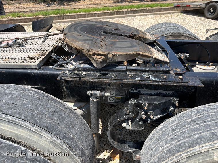 image for item YA3555 2019 Peterbilt 579 semi truck