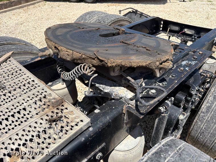 image for item YA3555 2019 Peterbilt 579 semi truck