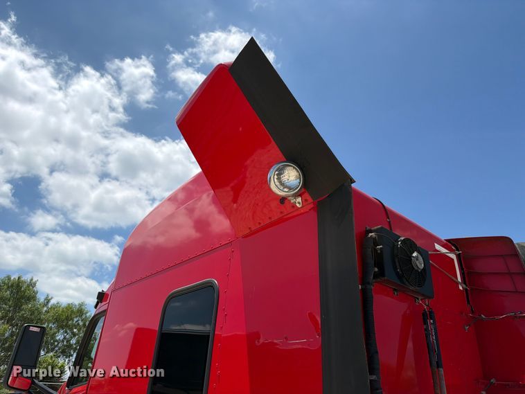 image for item YA3555 2019 Peterbilt 579 semi truck
