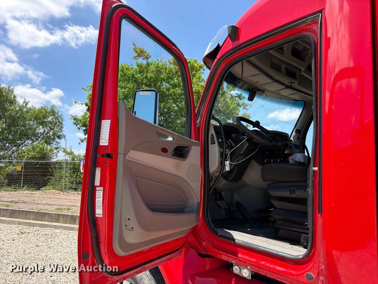 image for item YA3555 2019 Peterbilt 579 semi truck