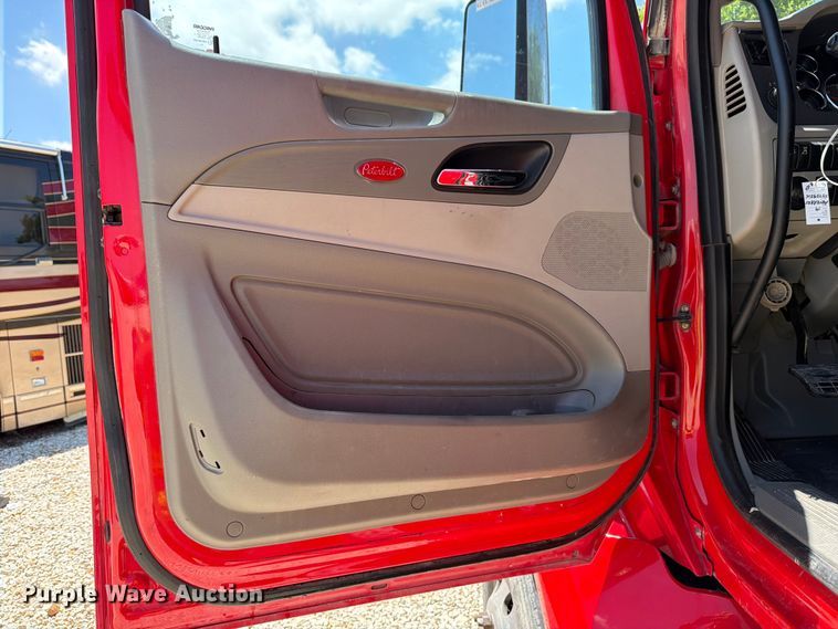 image for item YA3555 2019 Peterbilt 579 semi truck