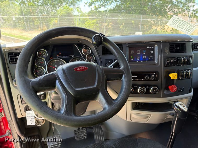 image for item YA3555 2019 Peterbilt 579 semi truck