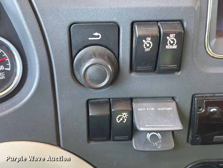 image for item YA3555 2019 Peterbilt 579 semi truck