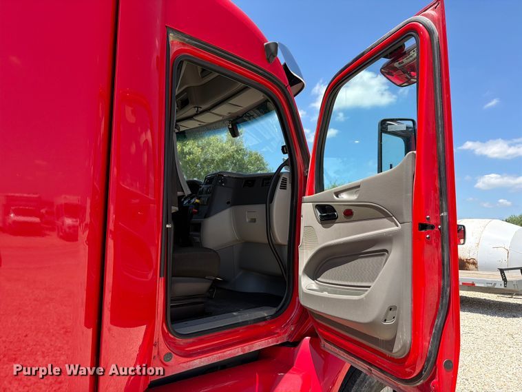 image for item YA3555 2019 Peterbilt 579 semi truck