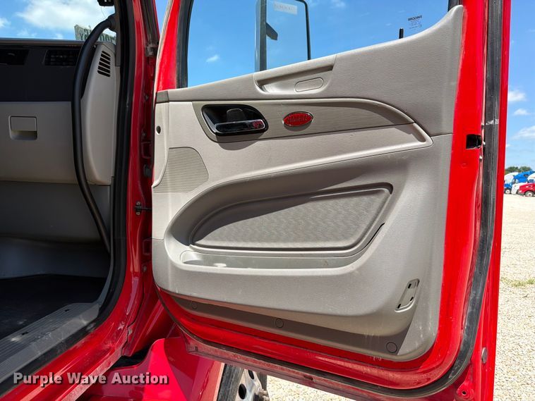 image for item YA3555 2019 Peterbilt 579 semi truck